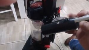 Aspirador WAP Power Speed Vertical em uso — frame do vídeo review do HomeForge Lab